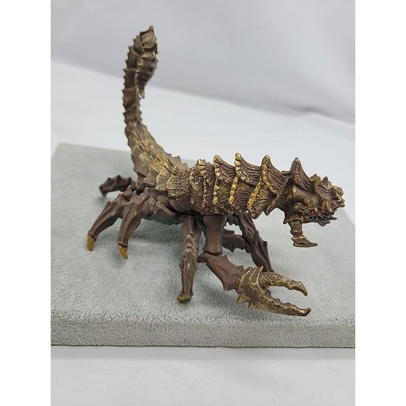 2015 Safari Ltd Desert Dragon PVC Golden Scorpion 7" Figure Toy - Picture 8 of 16